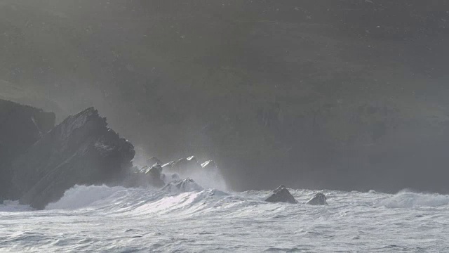 暴风雨的海浪袭击了岩石海岸视频素材