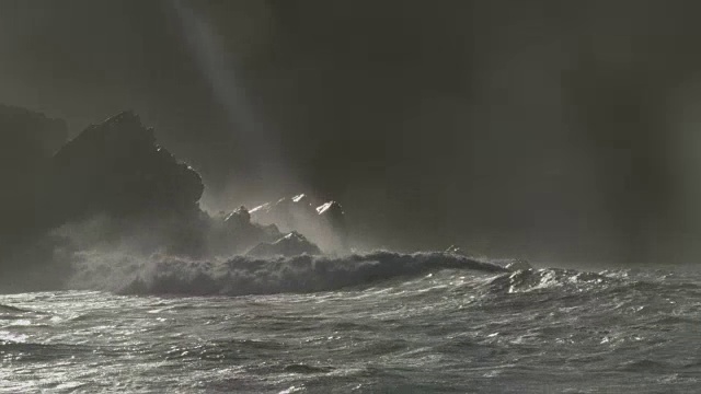 暴风雨的海浪袭击了岩石海岸视频素材