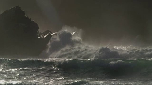 暴风雨的海浪袭击了岩石海岸视频素材