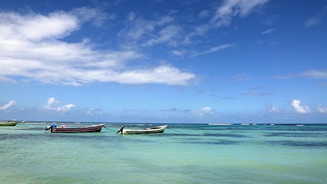 广角拍摄的彩色渔船在蓝绿色的海洋。视频素材