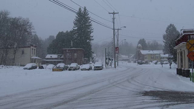 暴风雪，大雪，白茫茫的条件-小镇视频素材