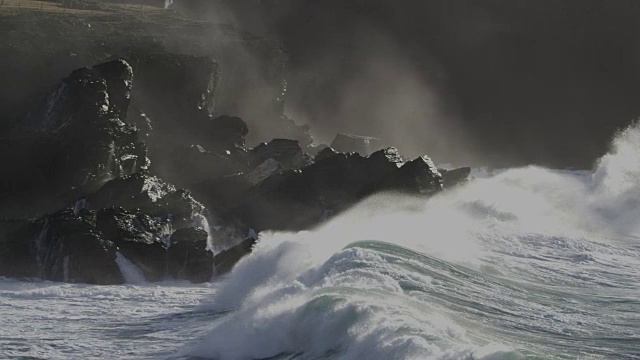 暴风雨的海浪袭击了岩石海岸视频素材