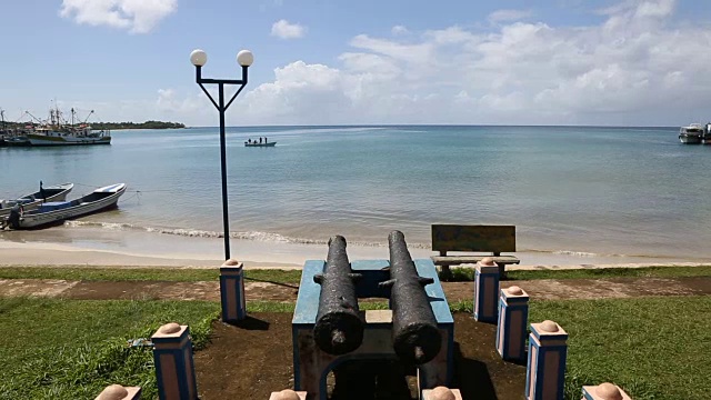 广角拍摄的海盗大炮在城市公园与蓝绿色的海洋为背景。视频素材