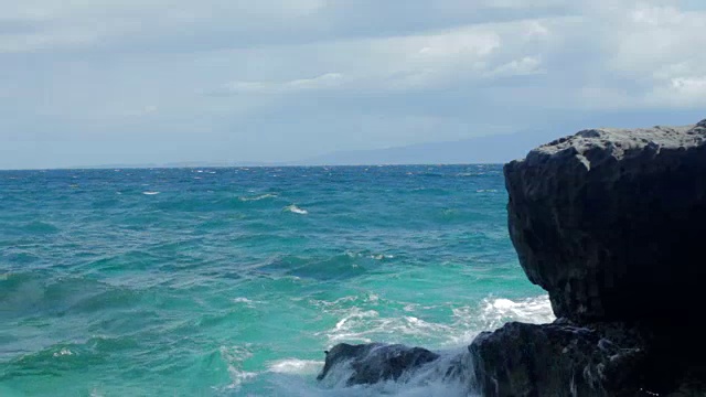 水晶蓝色的海滩水域和大岩石的前景视频素材