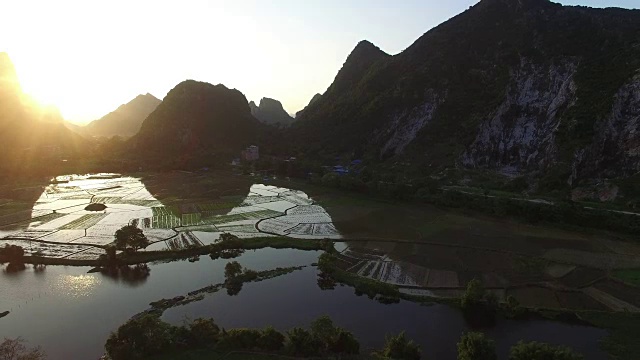 农田和喀斯特地貌黄昏，兴平视频素材