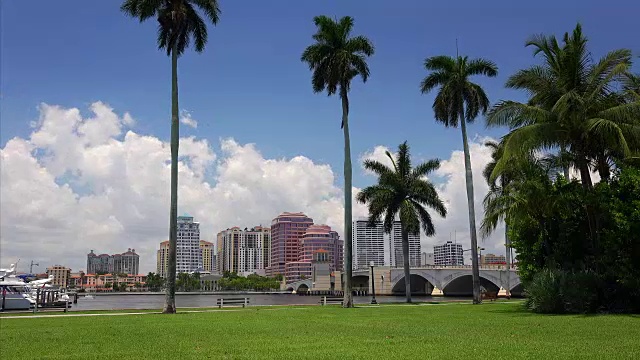 西棕榈滩，佛罗里达城市天际线隔港，时光流逝视频素材