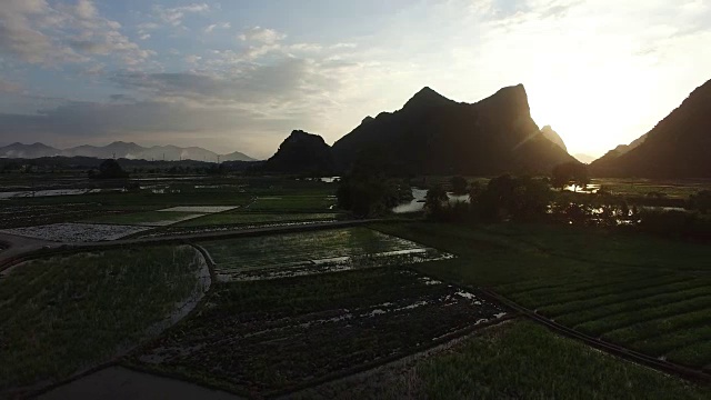 农田和喀斯特地貌黄昏，兴平视频素材