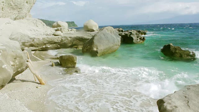 在一个阳光明媚的日子里，泻湖上的海滩波涛汹涌视频素材