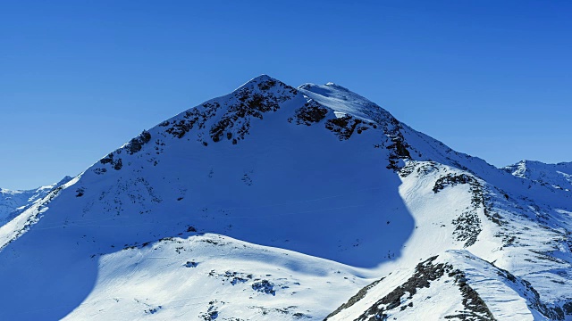 白雪覆盖的山峰;时间流逝视频素材