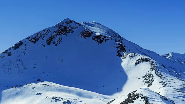 白雪覆盖的山峰;时间流逝视频下载