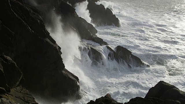 暴风雨的海浪袭击了岩石海岸视频素材