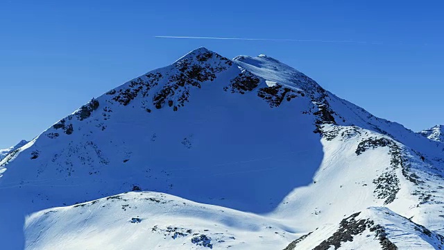 白雪覆盖的山峰;时间流逝视频素材