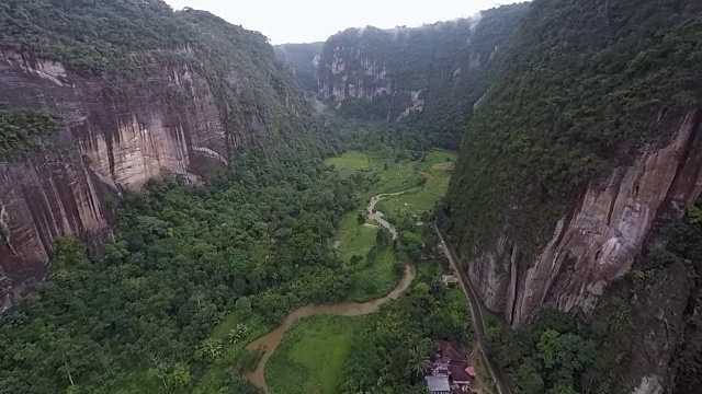 飞进一个壮观的山谷视频素材