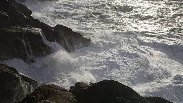 暴风雨的海浪袭击了岩石海岸视频素材