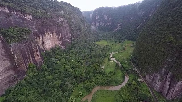 飞进一个壮观的山谷视频素材