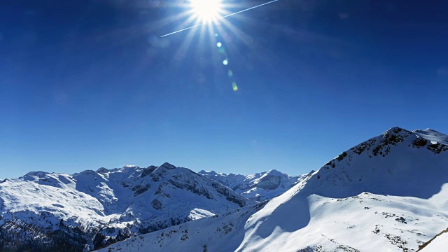 白雪覆盖的山峰;时间流逝视频素材