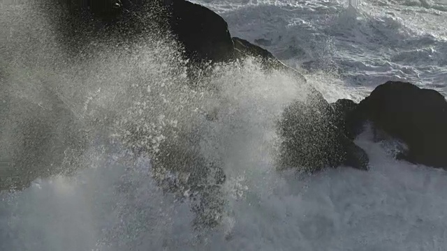 暴风雨的海浪袭击了岩石海岸视频素材