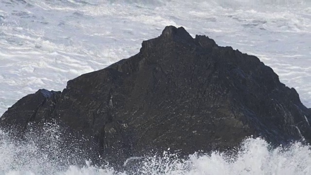 慢镜头暴风雨的海水撞击岩石视频素材