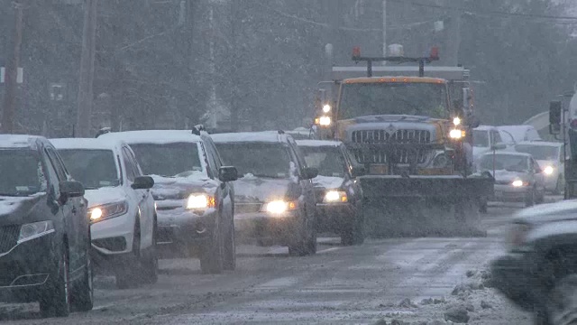 东北地区，在暴风雪中，扫雪机在交通中行驶视频素材