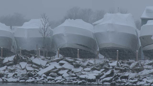 暴风雪，大雪在一个船坞降落视频素材