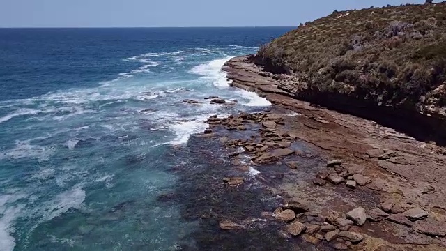 4K鸟瞰图的海滩在新南威尔士，梅里海滩，澳大利亚视频素材