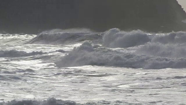 暴风雨的海浪袭击了岩石海岸视频素材