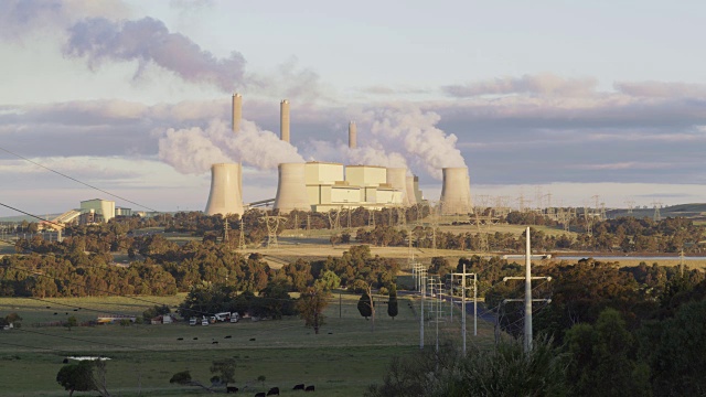 日落时分的燃煤发电站/ Traralgon，澳大利亚视频素材