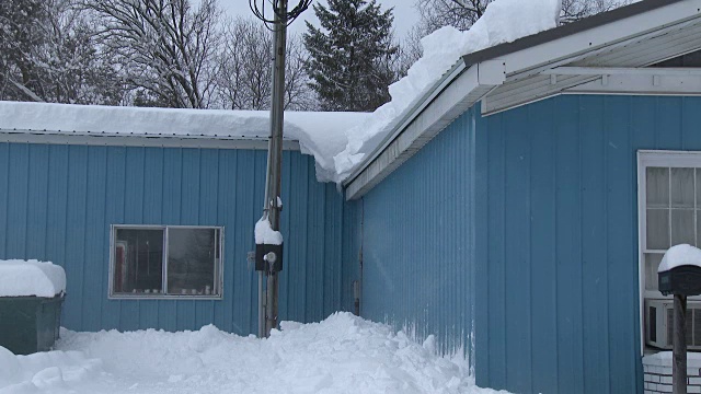 屋顶上落下的雪，深雪，雪崩，暴风雪的后果视频素材