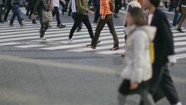 日本东京涩谷scramblewalk上的SLO MO, LS行人视频素材