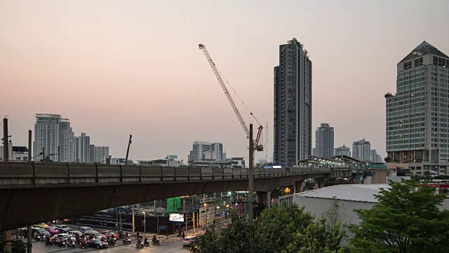 白天到夜晚的时间流逝的轻轨和建筑工地视频素材