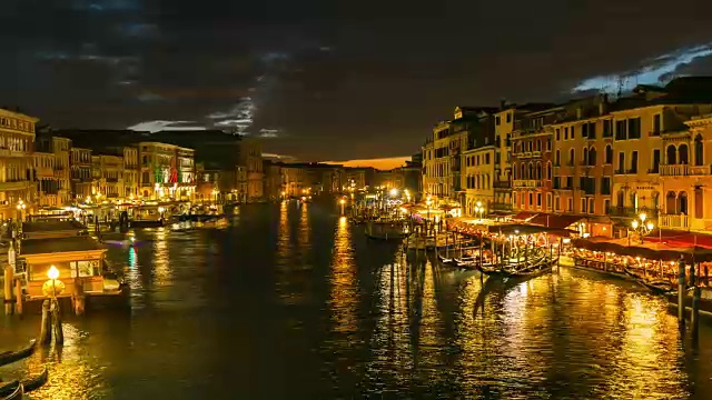 时间流逝:在意大利威尼斯，从里亚托桥上观看大运河的夜景视频素材