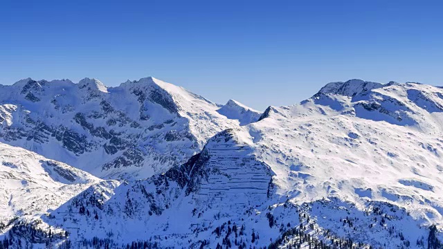 白雪覆盖的山峰;时间流逝视频素材