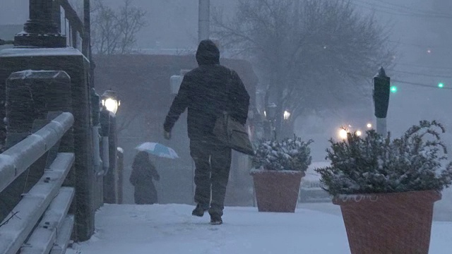 男人在暴风雪中奔跑，大雪，强风-东北视频素材