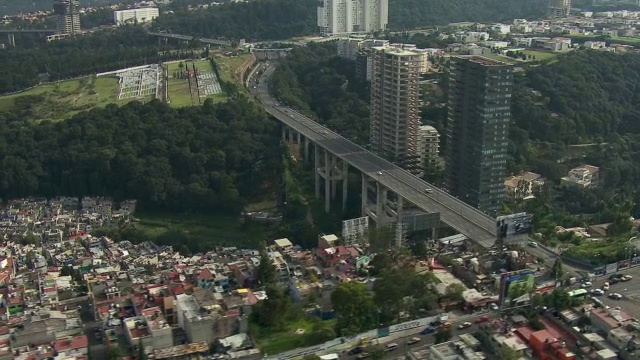 上图是横跨墨西哥城山谷的六车道公路桥。视频素材