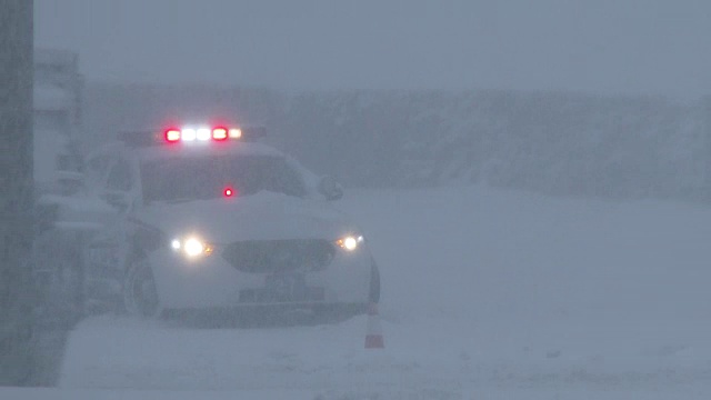 东北地区的一场暴风雪中，一辆警车被困在深雪中视频素材