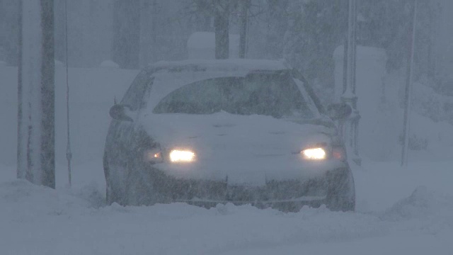 在暴风雪，大雪，白茫茫的条件下，车辆被困在深雪中视频素材