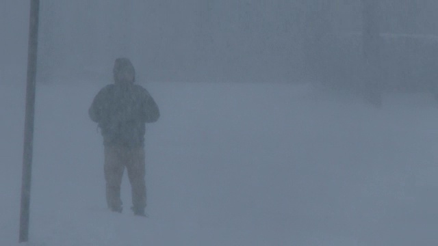 在暴风雪中行走的人，白色的条件，大雪-东北视频素材