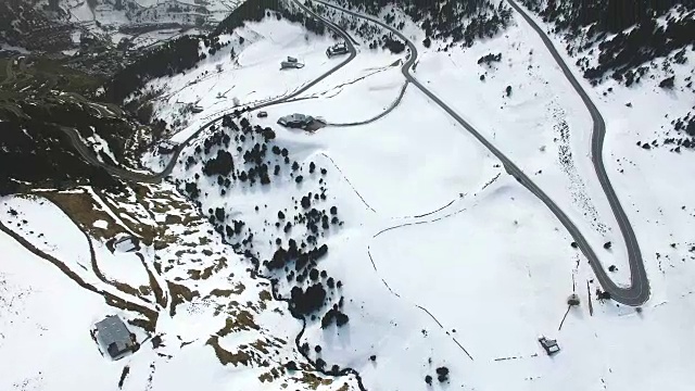 无人机拍摄的航拍镜头拍摄了美丽的安道尔雪景，与蜿蜒的河流在雪谷中流淌形成了很好的对比。4 k UHD。视频素材