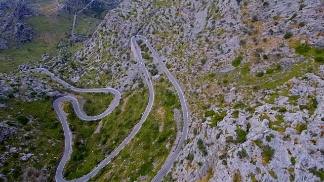 西班牙马略卡岛，Sa Calobra - Sierra de Tramuntana附近带发夹弯的山脉视频素材