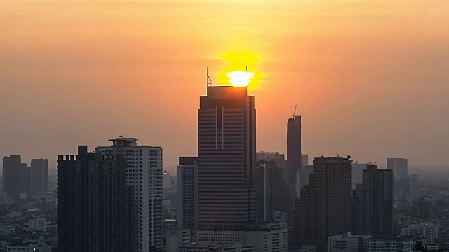 夕阳和建筑物的剪影视频素材