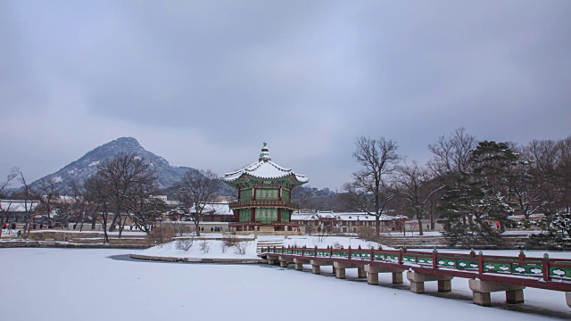 京福宫(韩国国宝224号)(著名旅游景点)冬季香原亭视频素材