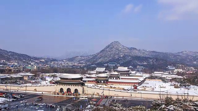 光华门广场(热门旅游景点)和景福宫(韩国国宝223)在冬季的交通和行人视频素材