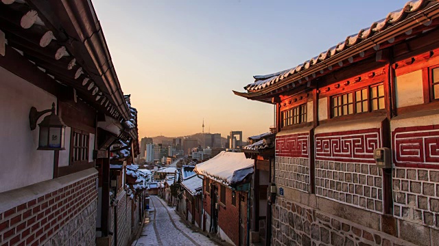 北川韩屋村胡同(著名的传统韩国住宅和热门旅游目的地)的冬季景色视频素材