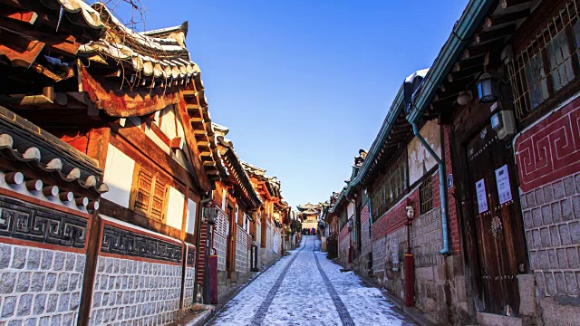 北川韩屋村胡同(著名的传统韩国住宅和热门旅游目的地)的冬季景色视频素材