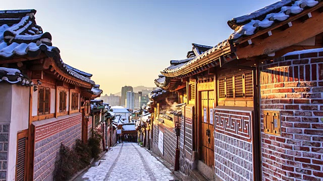 北川韩屋村胡同(著名的传统韩国住宅和热门旅游目的地)的冬季景色视频素材