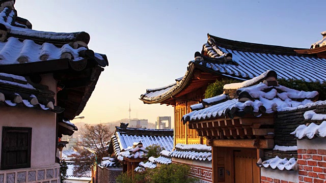 北川韩屋村(以传统韩国住宅和热门旅游目的地而闻名的地方)冬天的景色视频素材