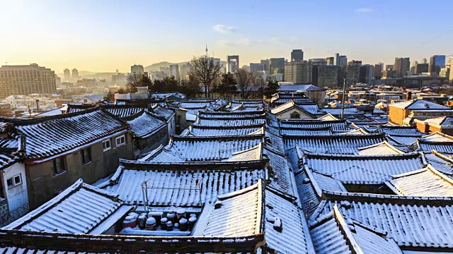 冬天，北川韩屋村(Bukchon Hanok Village，著名的韩国传统房屋和热门旅游目的地)Giwa(韩国传统屋顶房屋)上的雪视频素材