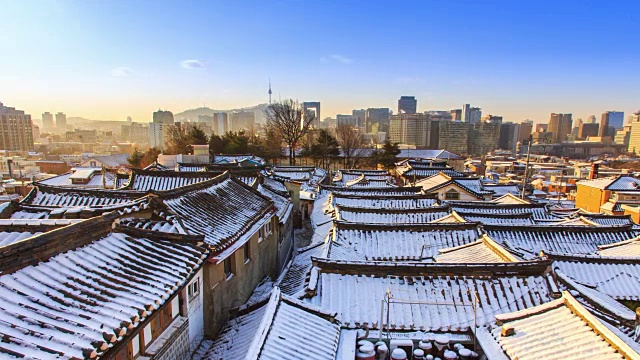 冬天，北川韩屋村(Bukchon Hanok Village，著名的韩国传统房屋和热门旅游目的地)Giwa(韩国传统屋顶房屋)上的雪视频素材