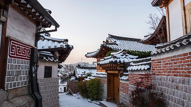 北川韩屋村胡同(著名的传统韩国住宅和热门旅游目的地)的冬季景色视频素材