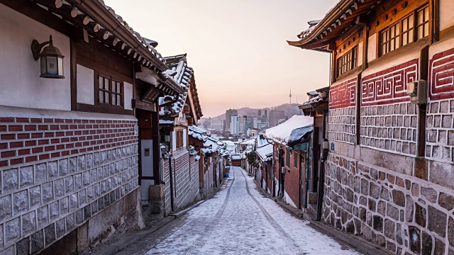 北川韩屋村胡同(著名的传统韩国住宅和热门旅游目的地)的冬季景色视频素材